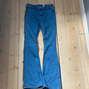 Jeans - Blå flared jeans från hm i strl 158, passar nog en xs skulle jag gissa🤗 inga defekter, säljer då jag vuxit ur dem