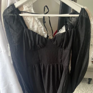 Klänning - Svart snygg klänning från hm med lite öppen rygg. Storlek S och perfekt i sommar men även snygg som kjol med stickad tröja över👌🏽😍
