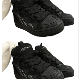 (Bättre bilder kommer) Ed hardy skor! - Endast använda en gång, kommer bättre bilder sås nart jag är hemma! Nypris 1800-: