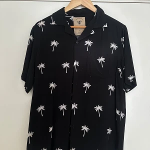 OAS COMPANY - En oas skjorta i viskos storlek m.   Skick 10/10 använd 1 gång. 