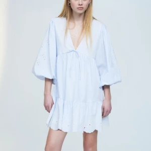 Klänning h&m - Så fin klänning ifrån h&m, ljusblå randig med små broderi detaljer💘💘använd en gång 