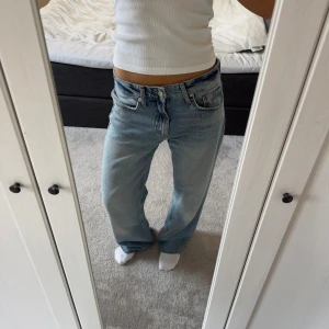 ZARA Jeans - Säljer de perfekta ZARA jeansen som går att klippa av efter önskad längd. (OBS: Flyttar till USA i September så avslutar all min försäljning då).🇺🇸