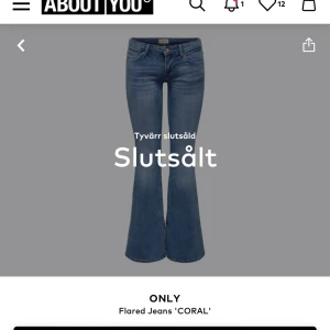 Lågmidjade jeans - Lågmidjade flare jeans med slits nere vid ankeln i storlek 26/32, sitter som en xs🥰