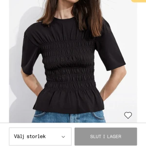 & Other Stories topp - Smockad topp från & other stories i storlek XS🥰 Helt slutsåld med prislapp kvar. Skriv för egna bilder