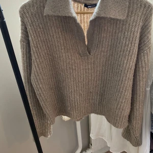 Stickad tröja - Bra skick men lite använd, skönt material