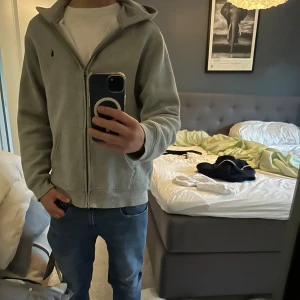 Ralph lauren zip tröja - Skick 9/10.  Storlek 18-20, sitter som s-m. 