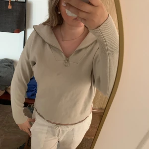 Beige stickad zip up - Säljer denna beigea stickade zip up från vero moda. Tröjan är jättefin men har dessvärre fått en fläck på bröstet därav priset.