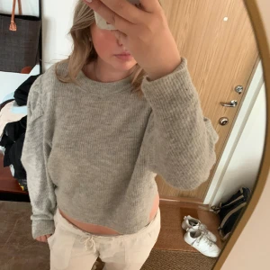 Grå stickad tröja - Säljer denna gråa stickade tröja från hm med puff vid axlarna