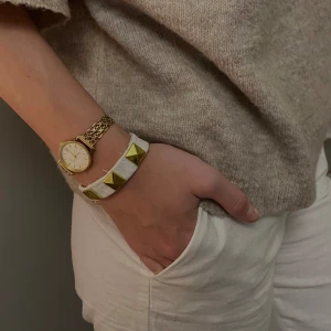 Armband - Vitt jeansarmband med guld detaljer Justerbart fäste + frakt