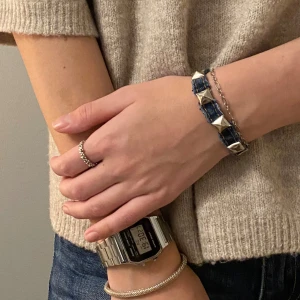 Armband - Mörkblått jeansarmband med silver detaljer Justerbart fäste + frakt