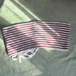 Virkad topp - Aldrig använd snygg virkad topp som jag virkat själv. Den har knyt i ryggen och passar ungefär en S/M. Jätte somrig och passar perfekt med ett par linnebyxor. Kontakta gärna för exakta måtten💫🍓💕