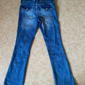 Bootcut jeans från H&M - Snygga bootcut jeans från H&M. Jag säljer dem för att de inte kommer till användning längre. De är i väldigt bra skick.💘 jätte konstigt ljus på bilden så de ser jätte blå ut. För bättre bilder skicka ett medelande💕