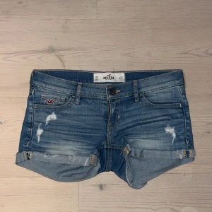 Low waist jeansshorts  -  Säljer dessa as snygga låg midja det är jeans shorts från Hollister. Väldigt eftertraktade och svåra att hitta💕 Dessa har W23 Men jag jag går i dom lätt som har W25-26