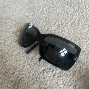 Solglasögon  - Äkta, dock i väl använt skick, repor syns på bild 4.  Äkthetsbevis finns! Tryck gärna på köp nu :) 