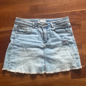 Jeans kjol - Mycket fin jeans kjol i str 134 men kan även passa xxs - s💓 Finns en liten grön fläck på framsidan se bild 5. 40kr + frakt