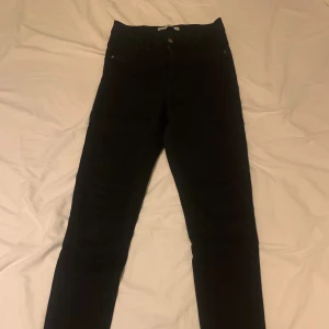 Black denim jeans - Ett par högmidjade skinny jeans. Köpte för ungefär 400kr. Har nästan aldirg använt dom så dom är i ganska bra skick!
