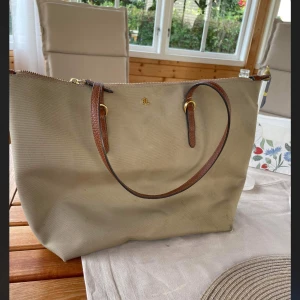 Ralph Lauren Totebag - Säljer nu denna Ralph lauren totebag i mycket bra skick! Inköpt för två år sedan och har inte kommit till den användningen som jag önskat. Nypris 2800 kr. 👌❤️