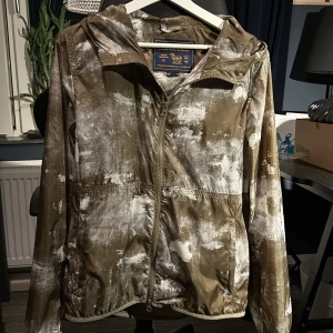 Woolrich Windbreaker jacka - Säljer nu min Woolrich windbreaker Skick 10/10 🔥🔥som ny men utan tags. Självklart äkta och nypris är 2600kr mitt pris 1600kr!!Priset är inte hugget i sten så kom med förslag🙏🤝
