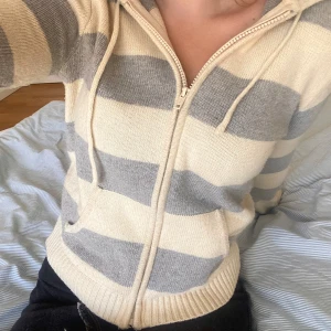 Brandy zip up - Söt stickad zip up hoodie från brandy melville! strlk one size passar typ xs-m 🎀🫶