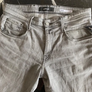 Replay Anbass jeans  - Ett par snygga replay jeans som knappt användts! Storlek W:32 L:34, hör av er vid frågor eller bilder😃