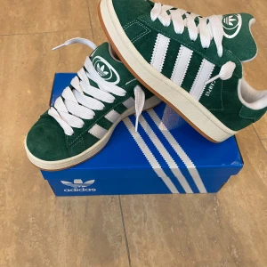 Adidas campus 00 - Säljer dessa helt nya Adidas campus skor i färgen grön och storlek 36 & 2/3 . 3 gröna snören inkluderas även om du vill byta❤️ Om du har frågor eller funderingar skriv gärna !🫶🏻💞
