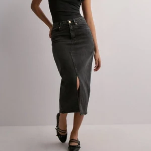 Vero Moda - Jeanskjol - Använd fåtal gånger, nypris 499kr, skönt mjukt material! Pris kan diskuteras vid snabb affär💖