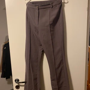 Kostymbyxor  - Kostymbyxor helt oanvänd då de va lite korta på mig. Skulle säga att färgen är lite brun, lila, grå. 