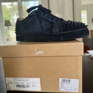 Christian Louboutin  - Hej, säljer mina Christian Louboutin sneakers som knappast är använda, och är i gott skick, storlek 43 Skriv gärna om frågor eller funderingar!🙌  Priset är inte hugget i sten!