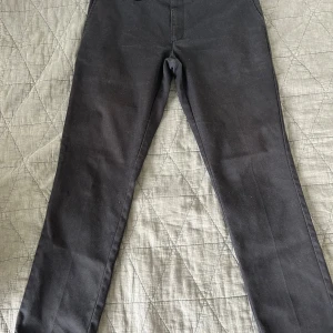Dickies 872 - Snygga byxor från Dickies i modell 872. I storlek W34/L32. Välanvänd men i bra skick. Stretchiga och sköna. 
