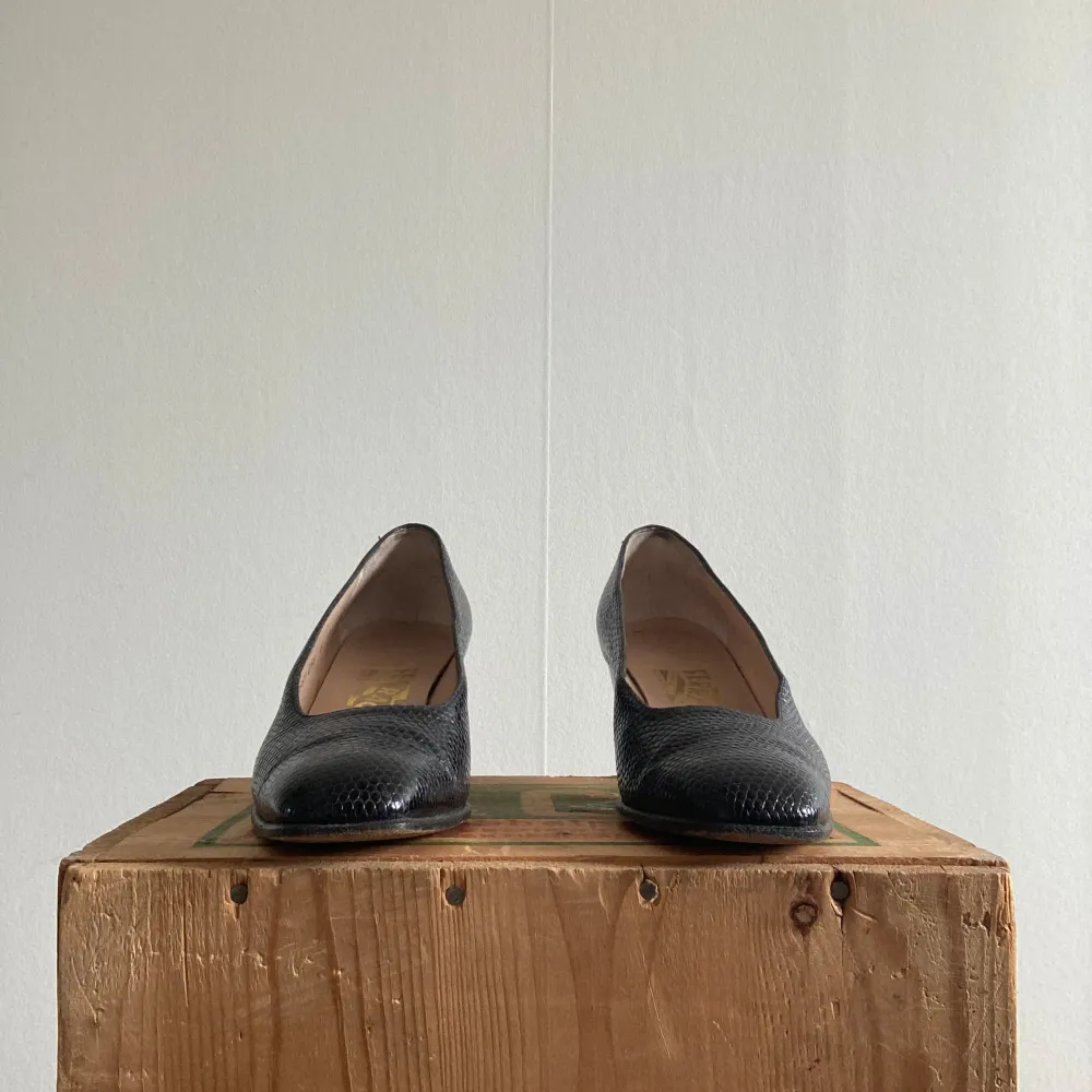 Salvatore Ferragamo pumps i strl 36 5cm höga. Helt i läder designad och producerad i Italien.  Vintage från 1980 talet. Skor.