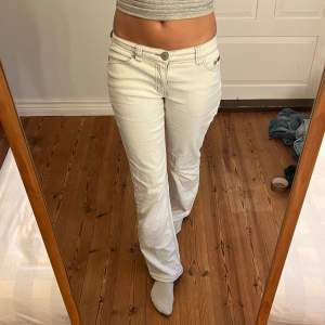 Lågmidjade vintage jeans.  Jag på bilden är 170cm.  Midjemåttet: 38cm (rätt över )  Inerbenslängd: 78cm Inga defekter 💕 använd dig utav köp nu🫶 