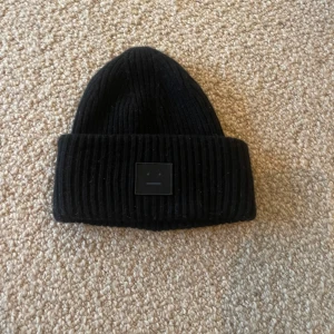 Svart acne mössa - Säljer min acne mössa jag köpte i vintras då jag inte använder den. Har använts ca 3-4 gånger🥰 Nypris 1800 kr
