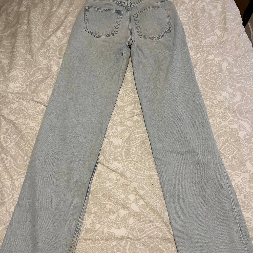 Highwaist loose/straight fit jeans från Gina Tricot i storlek 32. Säljer dessa då dem tyvärr inte passar mig längre. :(  Använda ett par gånger, nypris 600 kr. Pris kan diskuteras vid snabb affär. Hör av dig vid frågor! . Jeans & Byxor.