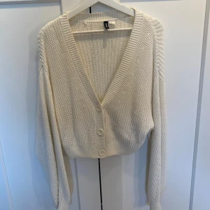 Stickad kofta  - Vit stickad kofta från H&M, väl använd.  Storlek S. 💕 Säljer då den inte används. 