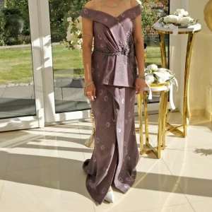 Festklänning  - Defektfri lila klänning, använd vid ett tillfälle. Pris går att diskutera vid snabb affär. Skriv för fler bilder. 