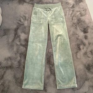 Juicy Couture  - Juicy byxor från deras hemsida i stl XXS. Det är ljusgröna med silvriga knappar. Byxorna är uppsydda i längd och har fortfarande ett mjukt material