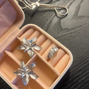 Blommiga örhängen! - Säljer dessa super fina blomörhängen i silver! Super fina och inte tunga, aldrig använda! Skickas mot fraktkostnad 📦 