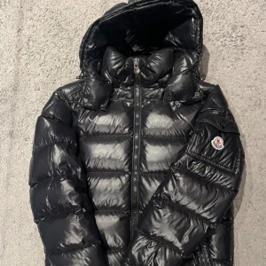 Moncler Maya - Försiktigt använd och som i nytt skick! Storlek 3, vilket motsvarar ca storlek M/L. Båda nfc scan funkar (innerfickan vid bröstet och på armen). Bara att höra av sig vid frågor!