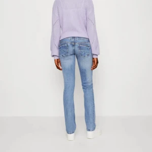 Pepe jeans!! - Nästan oanvända skitnsygga Pepe jeans i modell Venus strlk 27/32 som passar mig perfekt som är 163❤️ skriv för fler frågor, pris sänks vid snabb affär❤️det är dessa jeans fast en mörkare ton, skriv för fler bilder!!