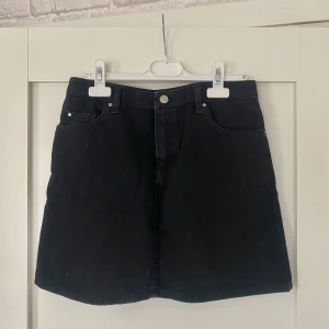 Svart jeanskjol - Jeanskjol från hm i fint skick