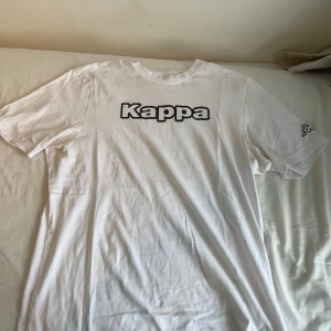 T shirts märke - 1. Tommy hilfiger tröja - 150kr 2. Kappa tröja - 70kr