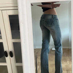 Low Rise Jeans  - Vintage Dolce gabbana jeans! En knapp saknas men utöver det är de i toppen skick! Färgen på byxorna är liten utav en blå grå färg. Hör av er vid vidare frågor!