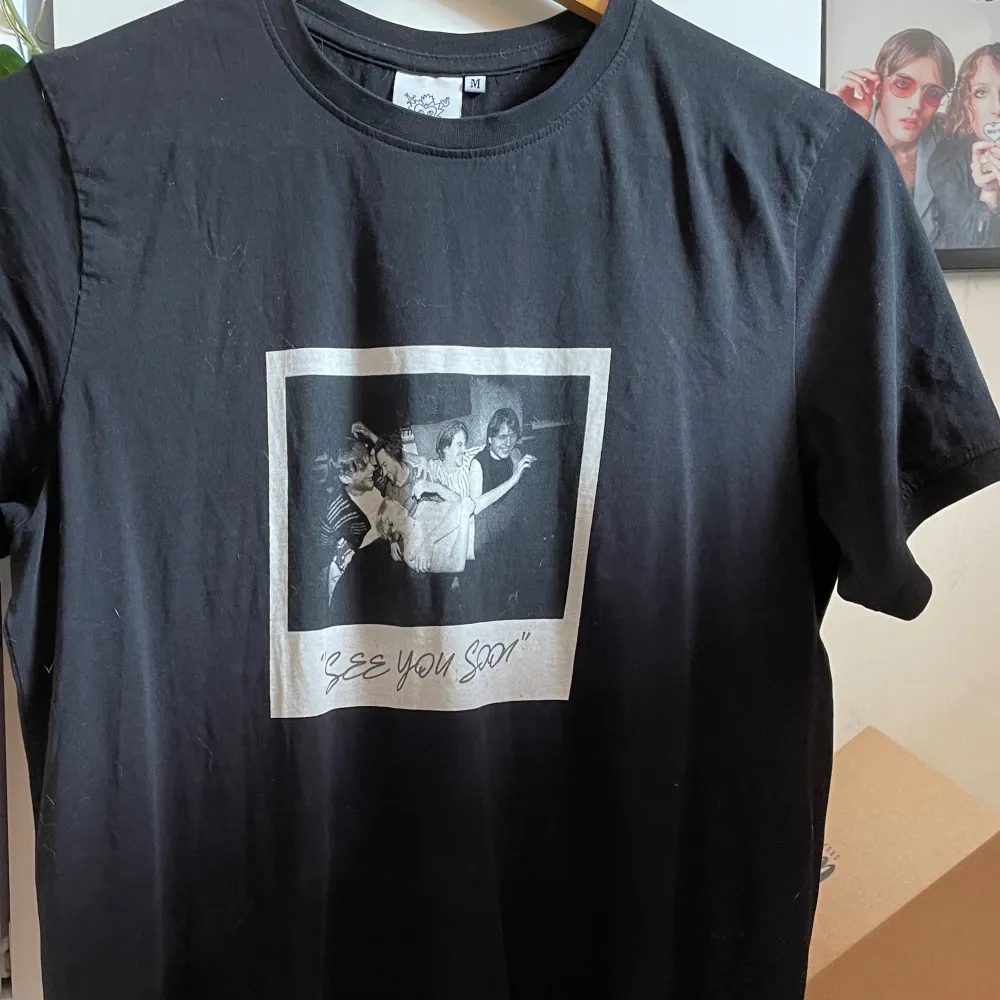 Säljer min älskade joker out t-shirt Köpt på för 25$ vilket är ca 290kr men säljer för 250kr💕 Den är i fint skick men använd kanske 10 gånger?. T-paidat.