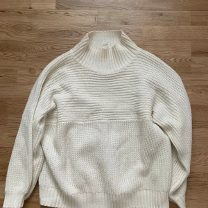 Monki tröja - Lite fluffig men annard i fint skick. Passar också storlek M 