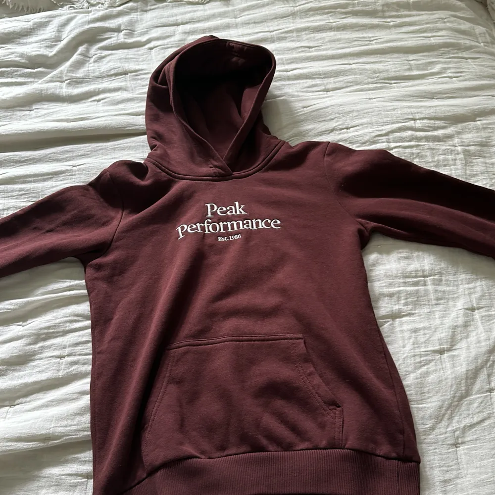 Peak performance hoodie i fint beg skick, endast använd ett par gånger. Strl 160  . Hoodies.