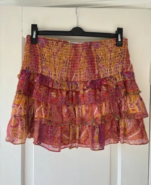 Zara kjol  - Säljer denna svinsnygga kjolen från zara!🧡❤️‍🔥 Använd några få gånger och den passar perfekt till mig som vanligtvis har S/M! 