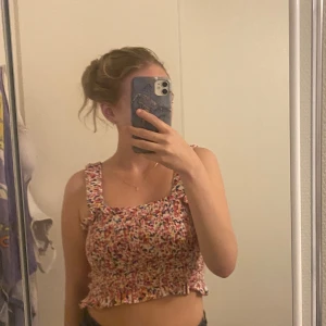 Söt topp - Topp från pieces, strl L men sitter som en s/m.  Köpt på vero Moda 