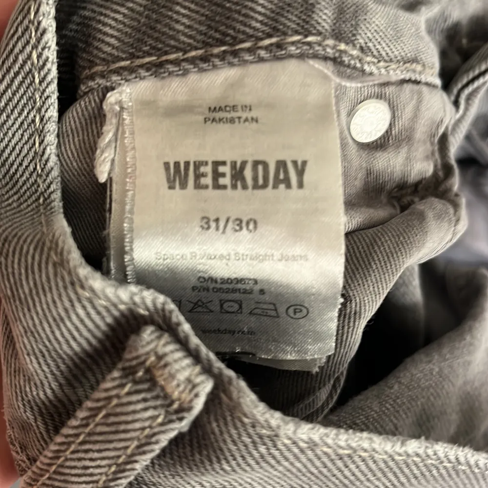 Säljer nu dessa gråa Weekday jeans då dem ej kommer till användning. Jeansen är loose fit. Byxorna är väl använda men är i väldigt gott skick. Inga problem att ställa mer frågor eller om fler bilder på byxorna. Skick:9/10. Nypris: 699. . Jeans & Byxor.