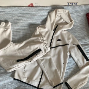 Nike tech fleece  - Hela dressen 1000kr vilket är ett väldigt bra pris för både tröja och byxor. Dressen är nästan oanvänd, därav är skicket 10 av 10. Hör gärna av dig vid minsta fråga eller fundering!
