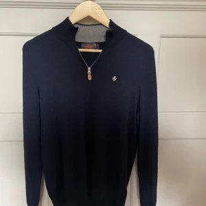 Morris zip tröja - Materialet är Merino Wool och storleken på tröjan är herr S. Ny pris 1200 sek